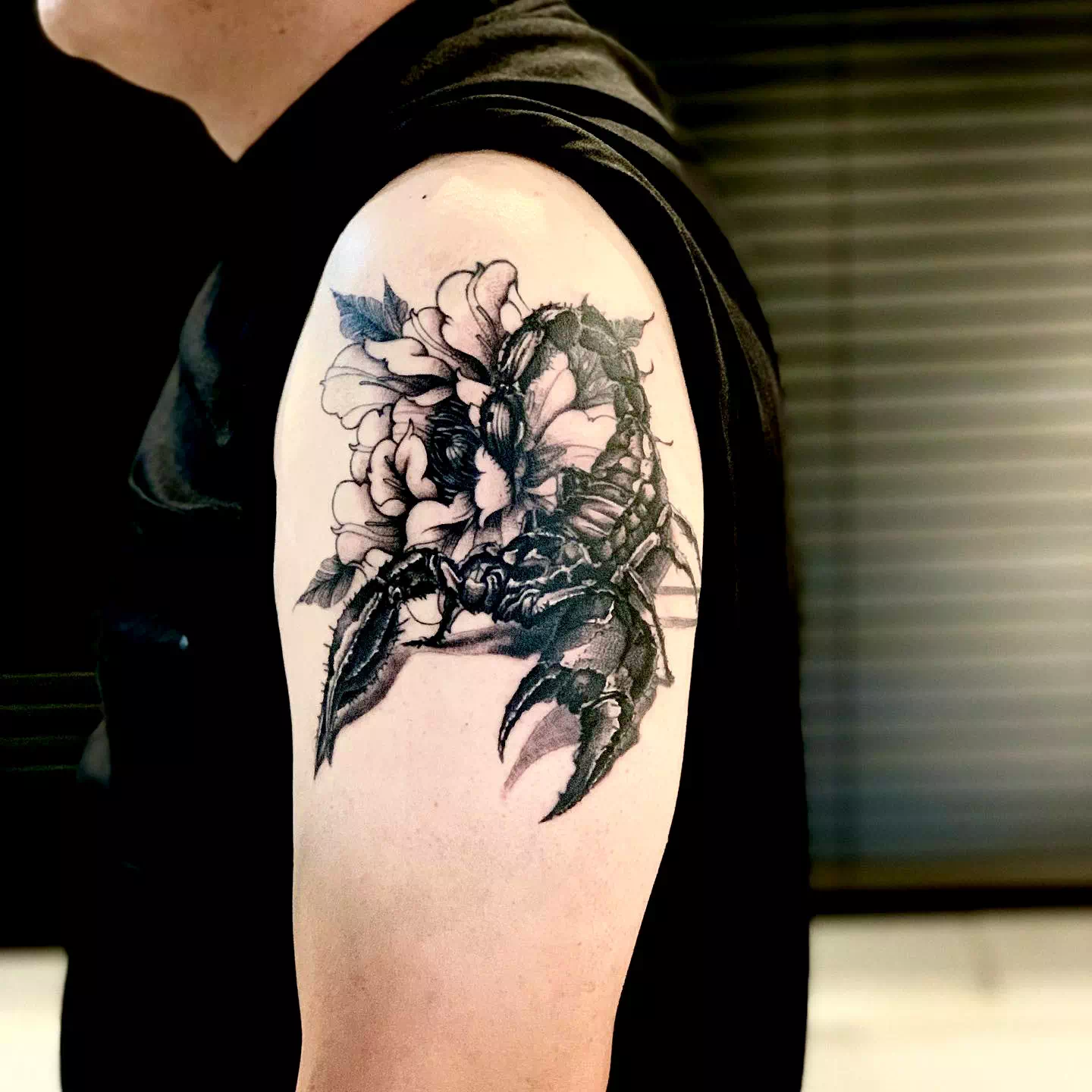 Tatuaje de Escorpio en el hombro Tinta negra