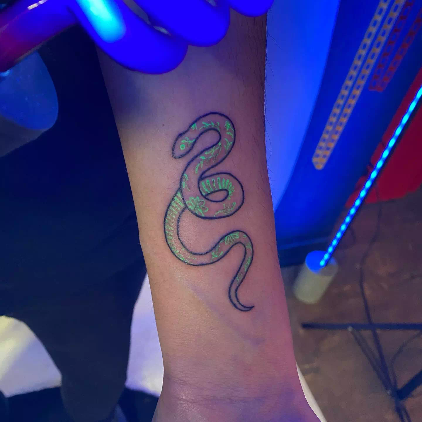 Tatuaje de serpiente que brilla en la oscuridad 1
