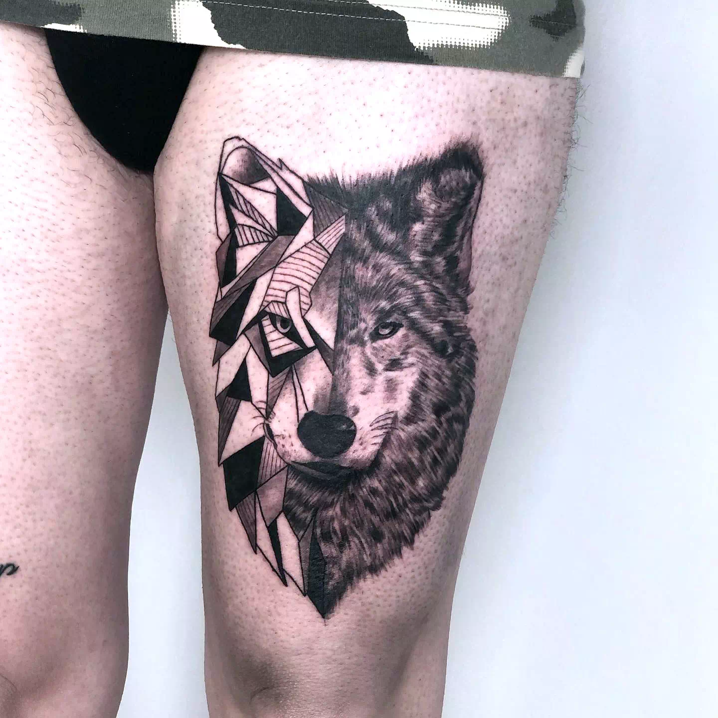 Idea de tatuaje tribal en la pantorrilla de un lobo