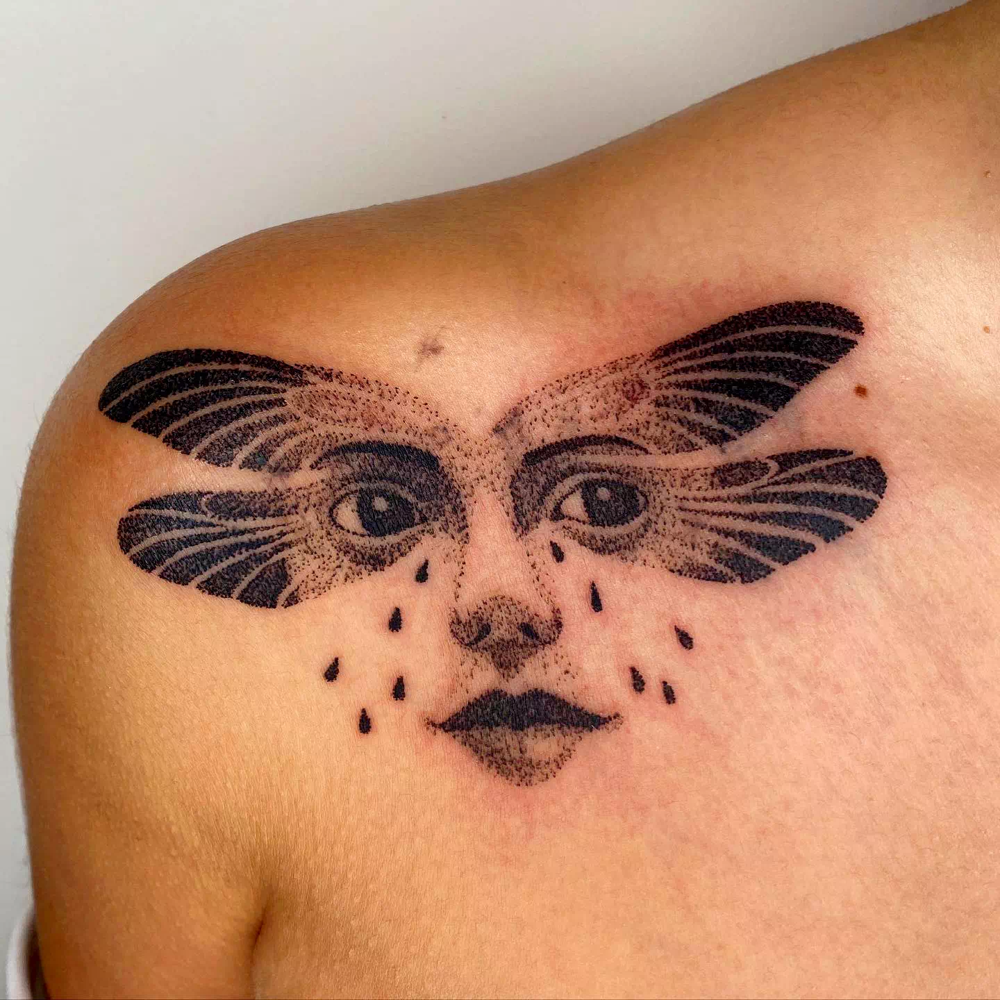 Tatuaje de libélula en la espalda