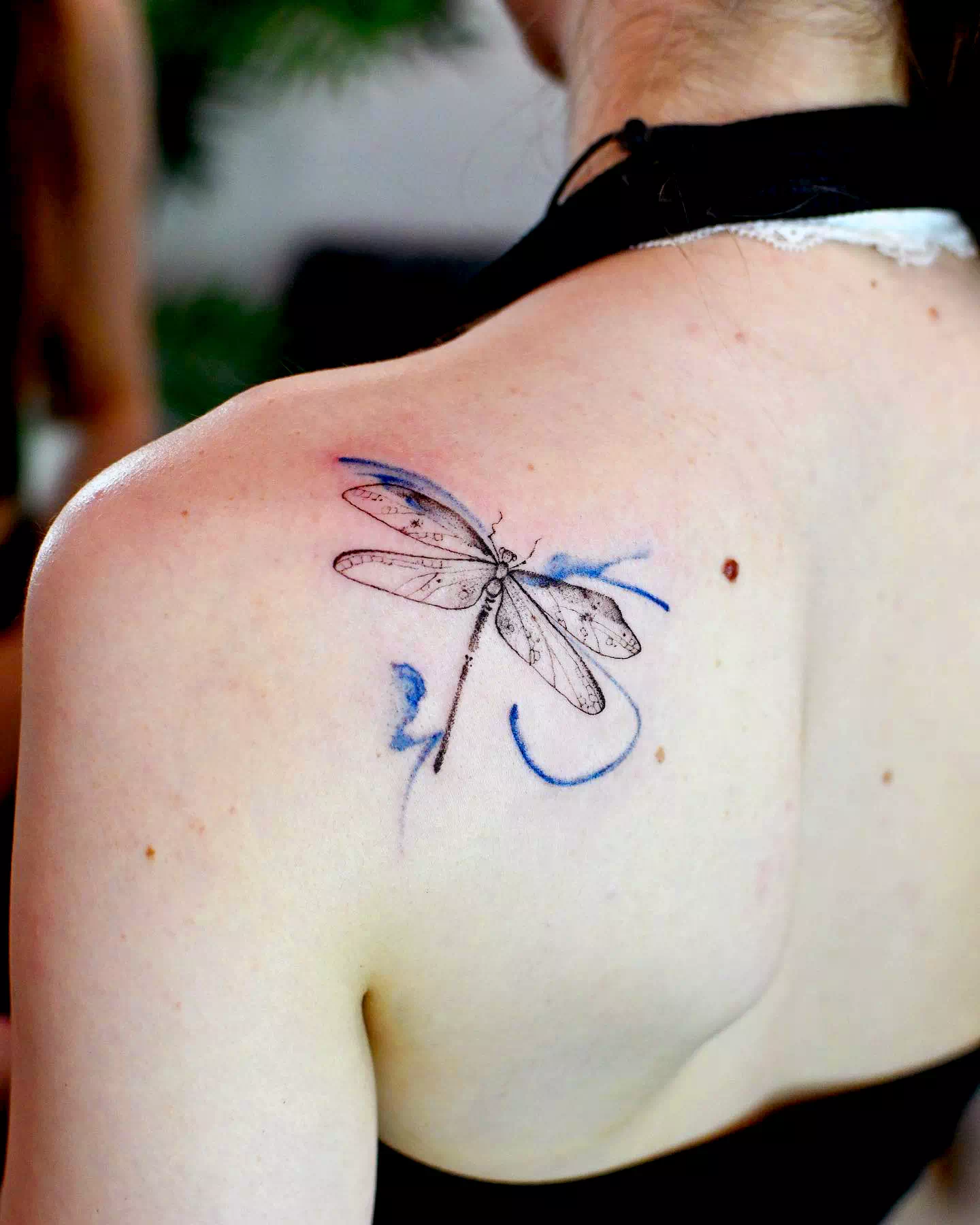 Tatuaje de libélula en la espalda