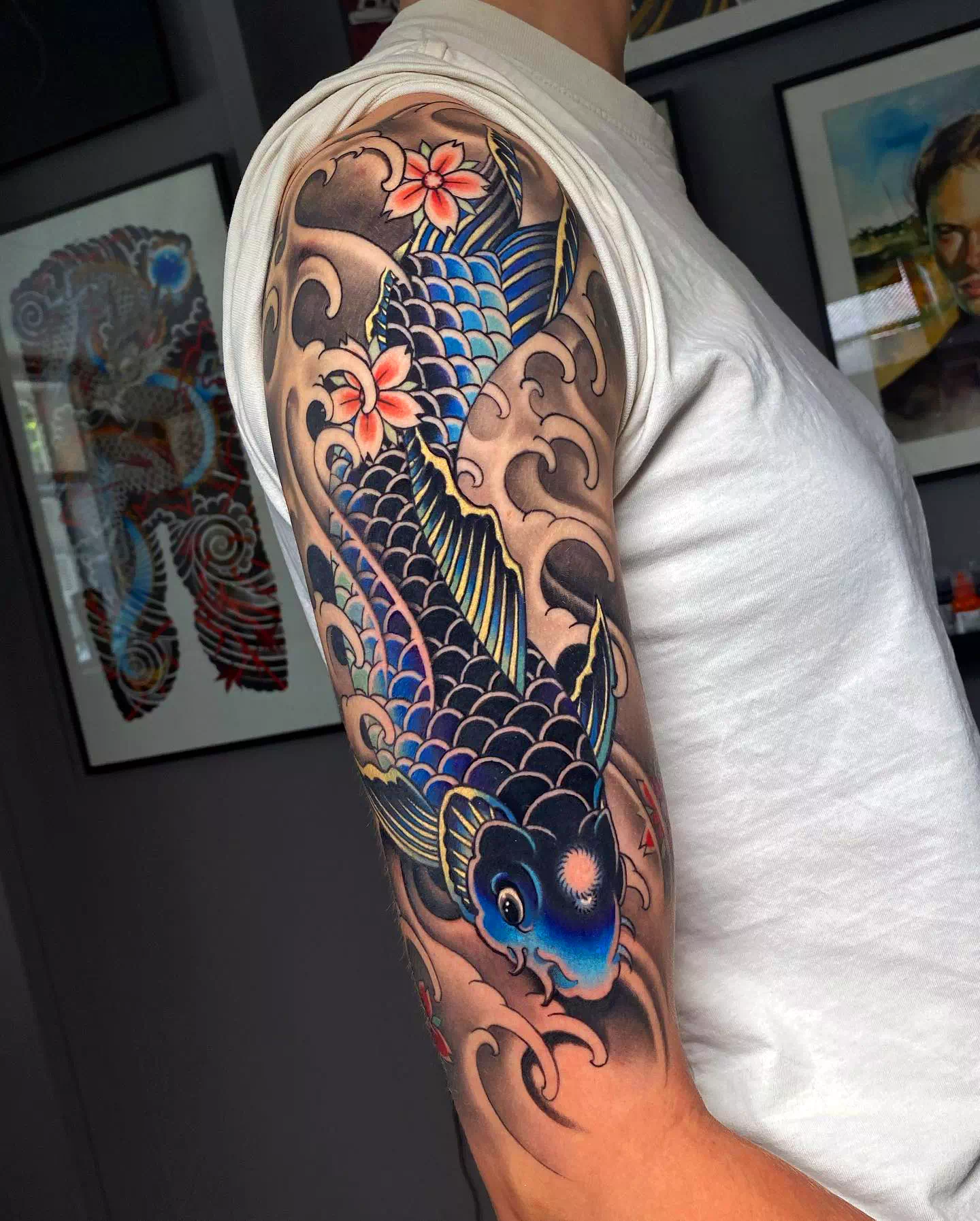 Los mejores diseños de tatuajes de peces koi para hombres 1