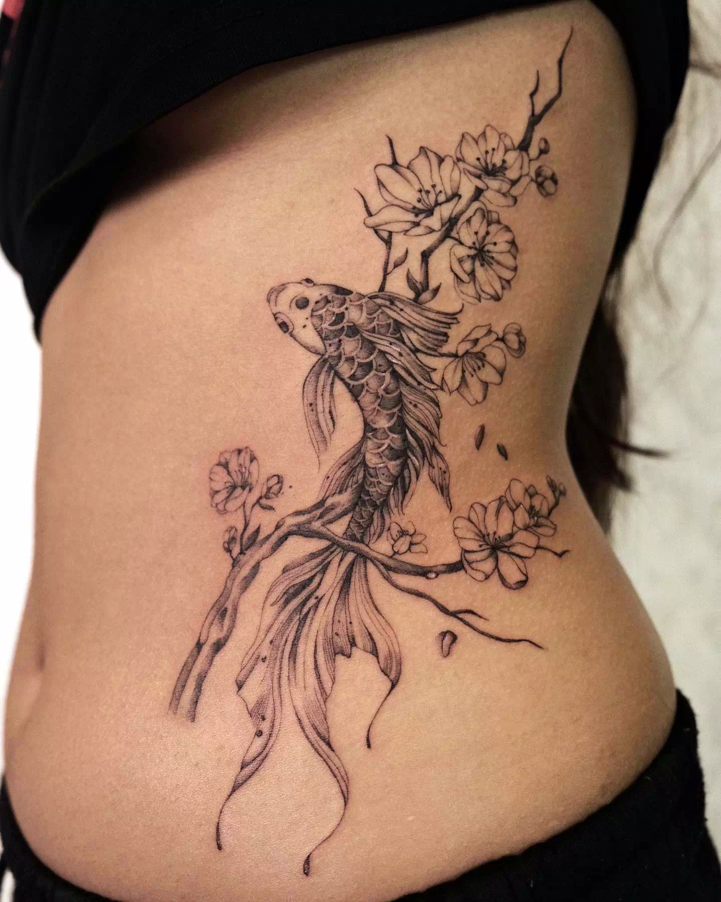 Los mejores diseños de tatuajes de peces koi para mujeres 4