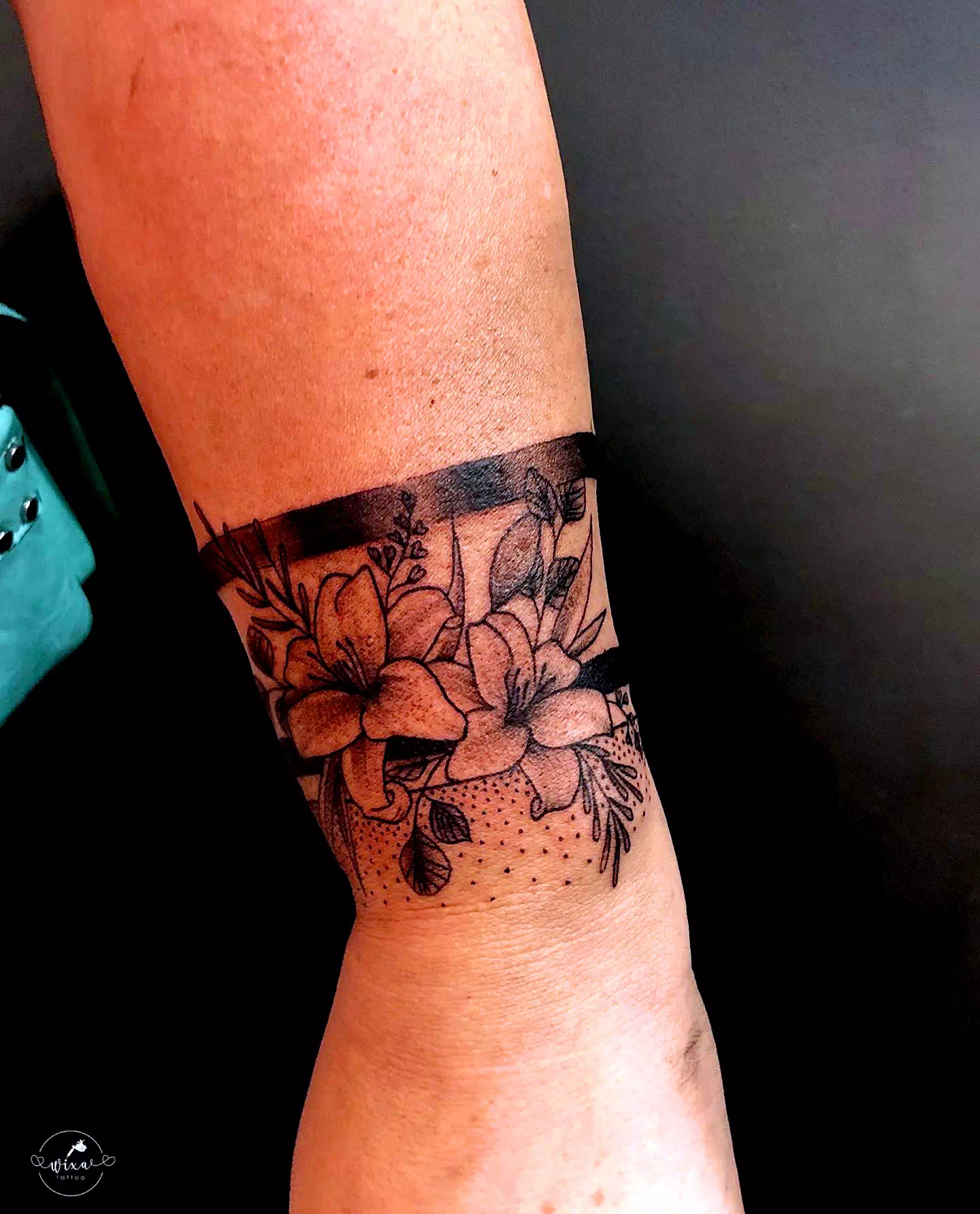Schwarzes weißes Blumenarmband Tattoo