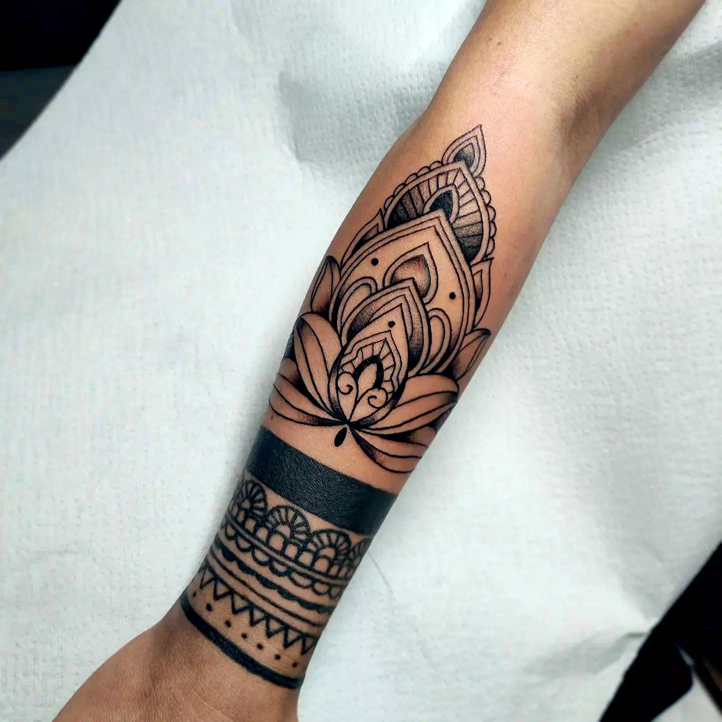 Tatuaje de brazo de pulsera con impresión de mandala