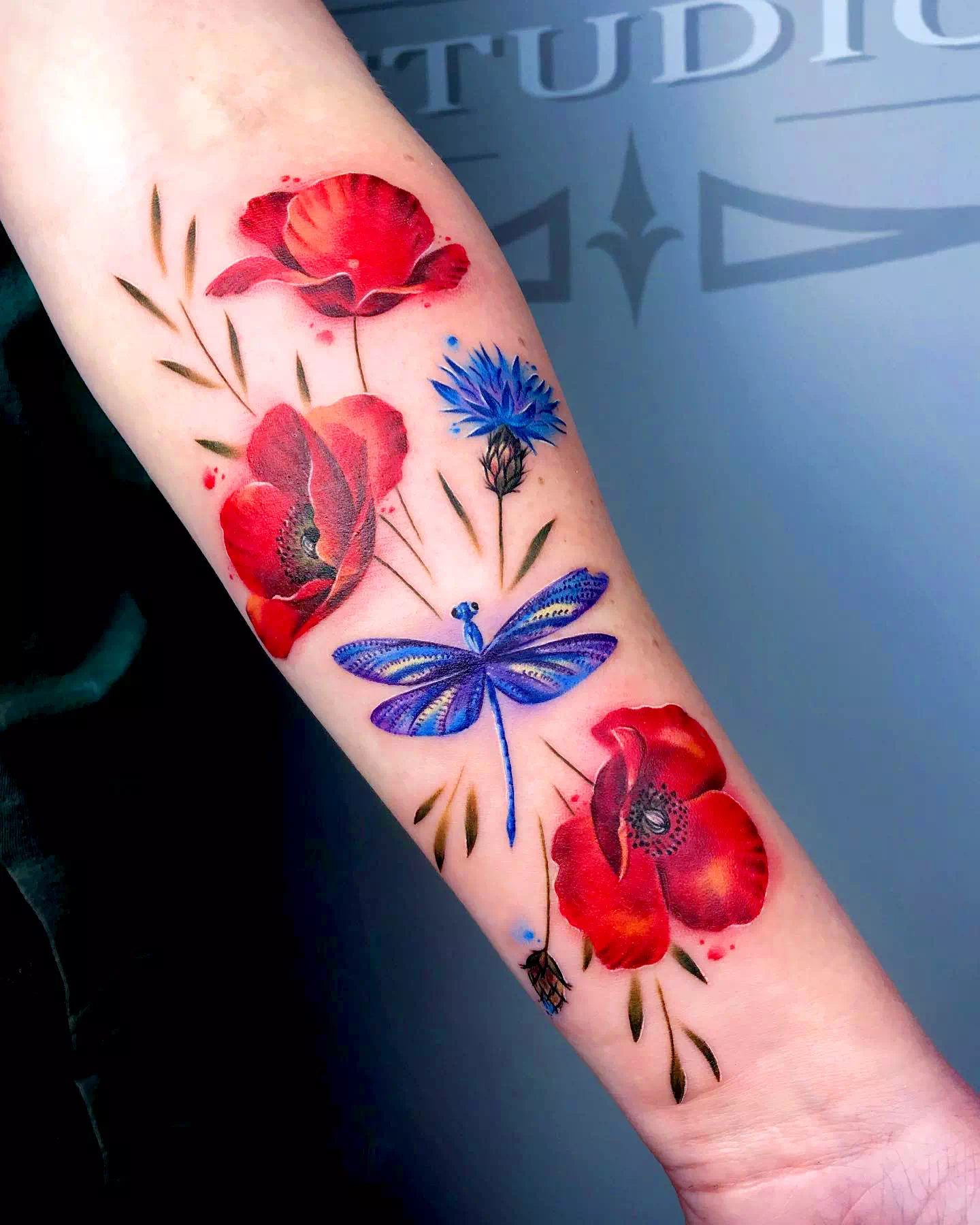 Idea de tatuaje de libélula brillante