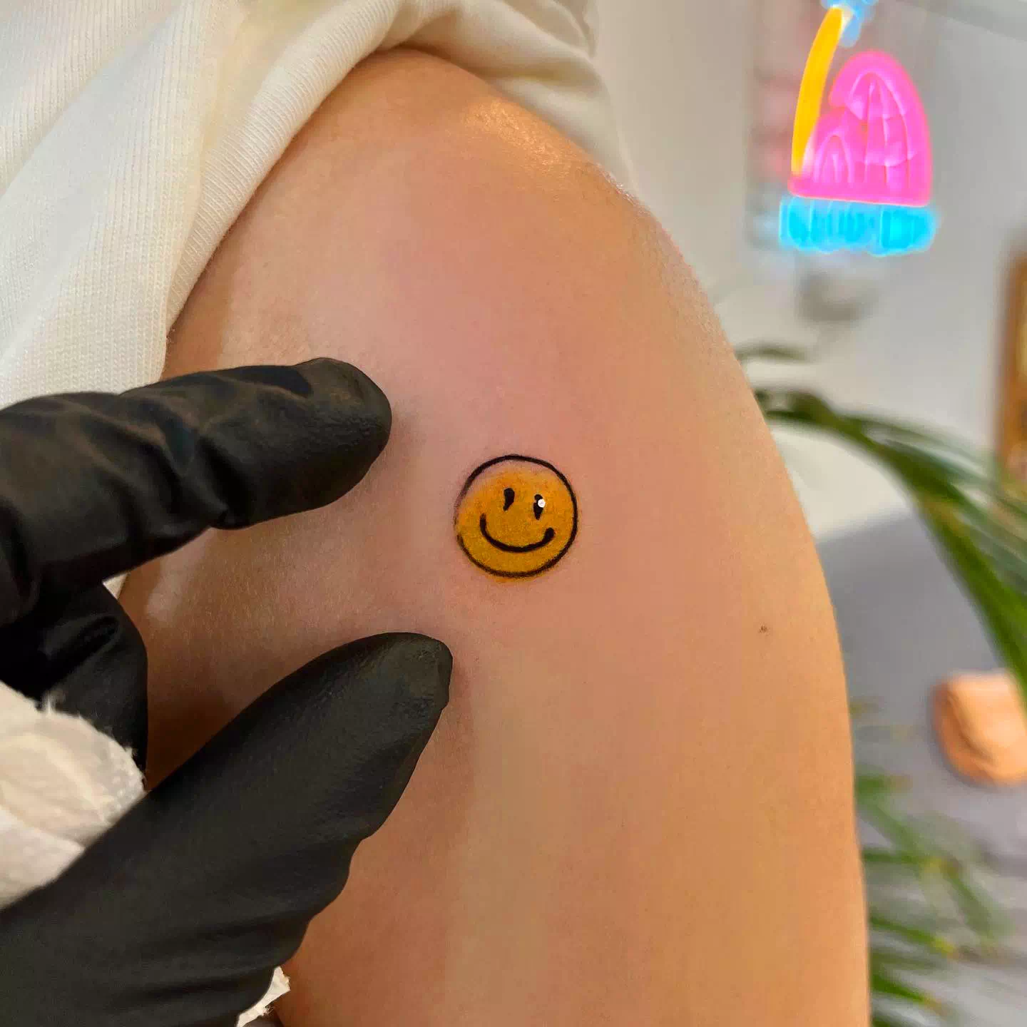 Leuchtend gelbe Lächeln Tattoo-Tinte