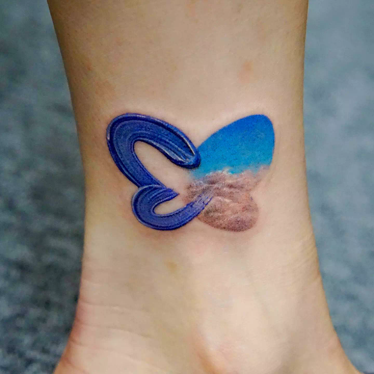 Tatuaje de tobillera con pata de mariposa