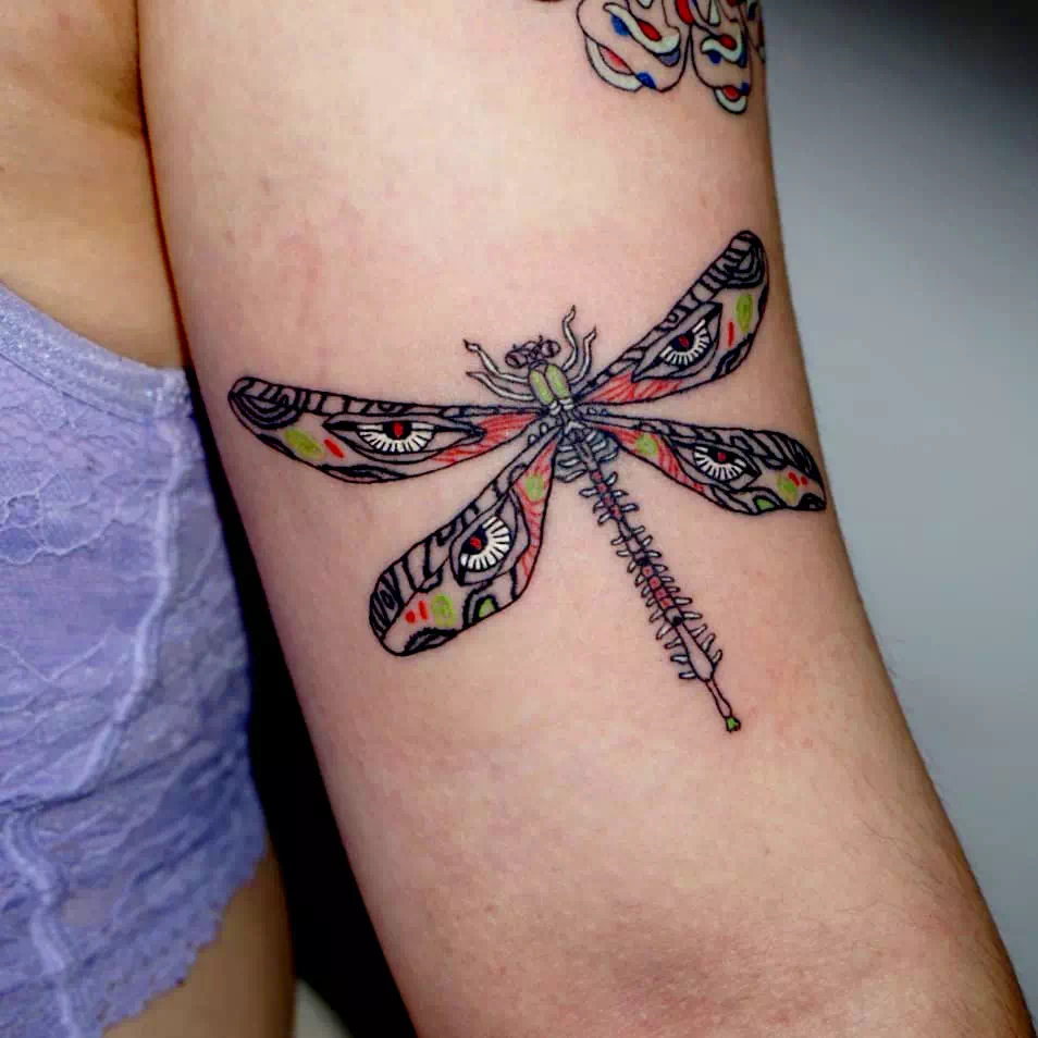 Bunte kunstvolle Libelle Tattoo