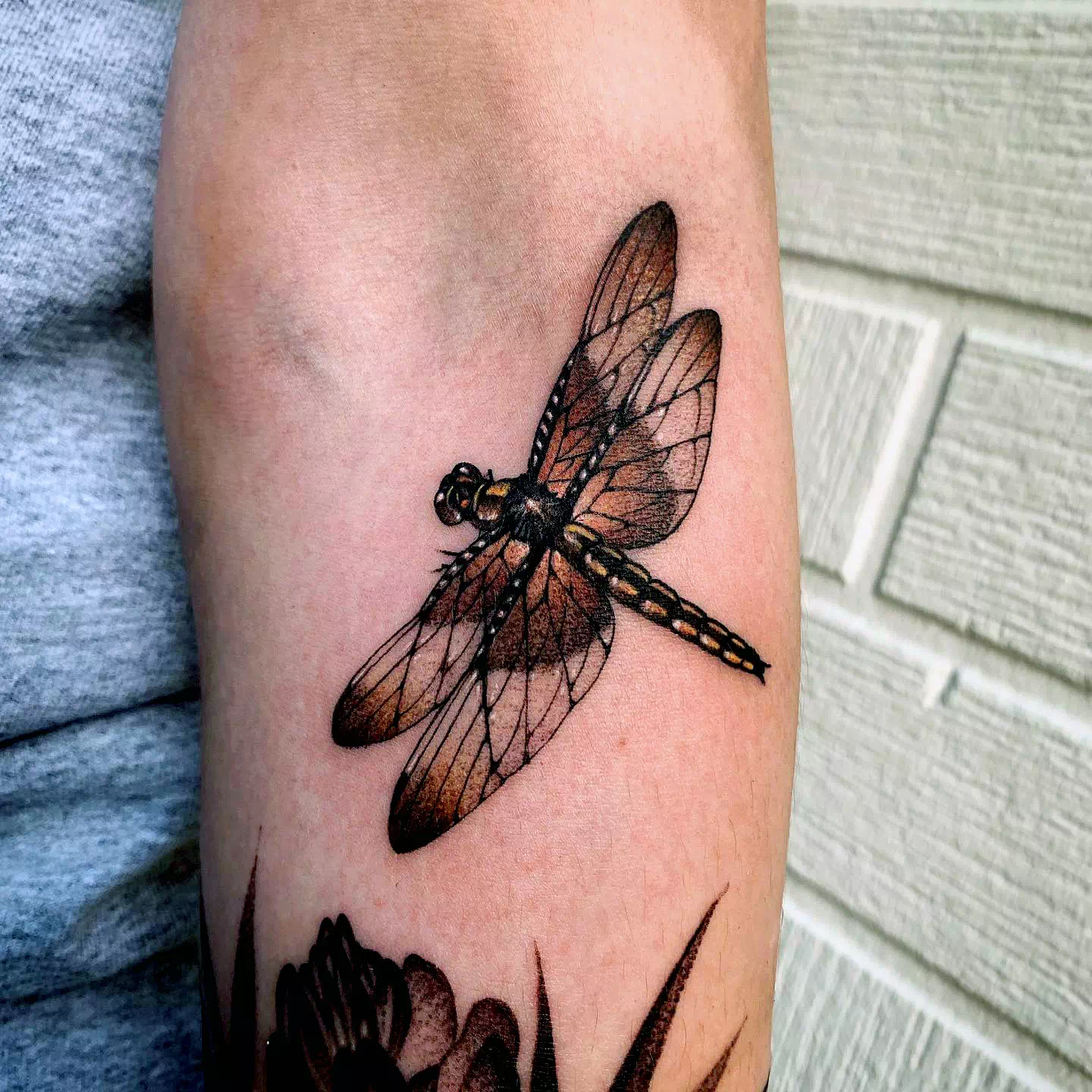 Tatuaje detallado de libélula con tinta negra