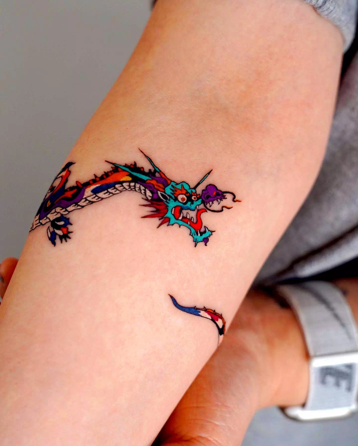 Tatuaje de pulsera inspirado en un dragón