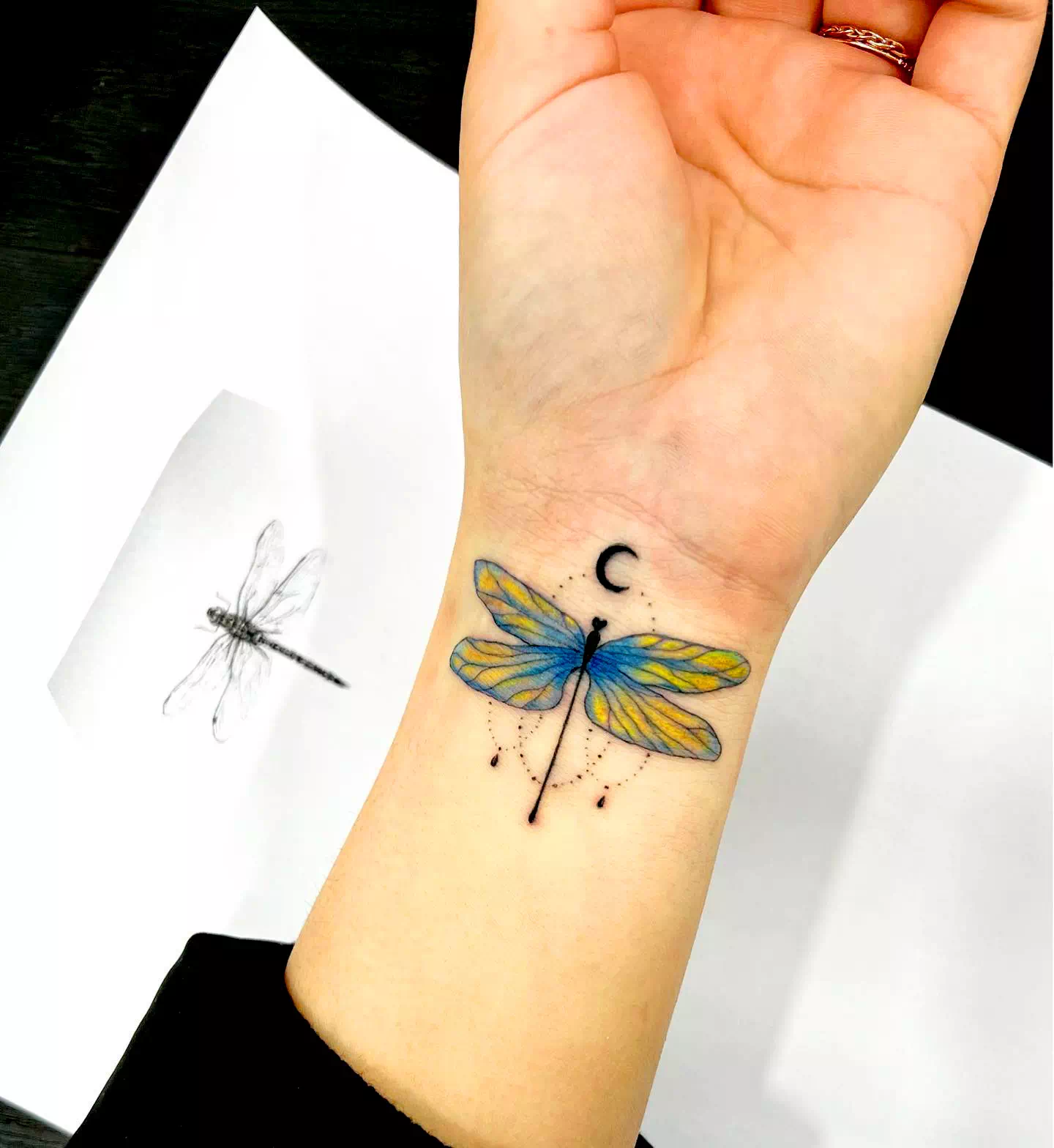 Diseño del tatuaje de la libélula Impresión amarilla