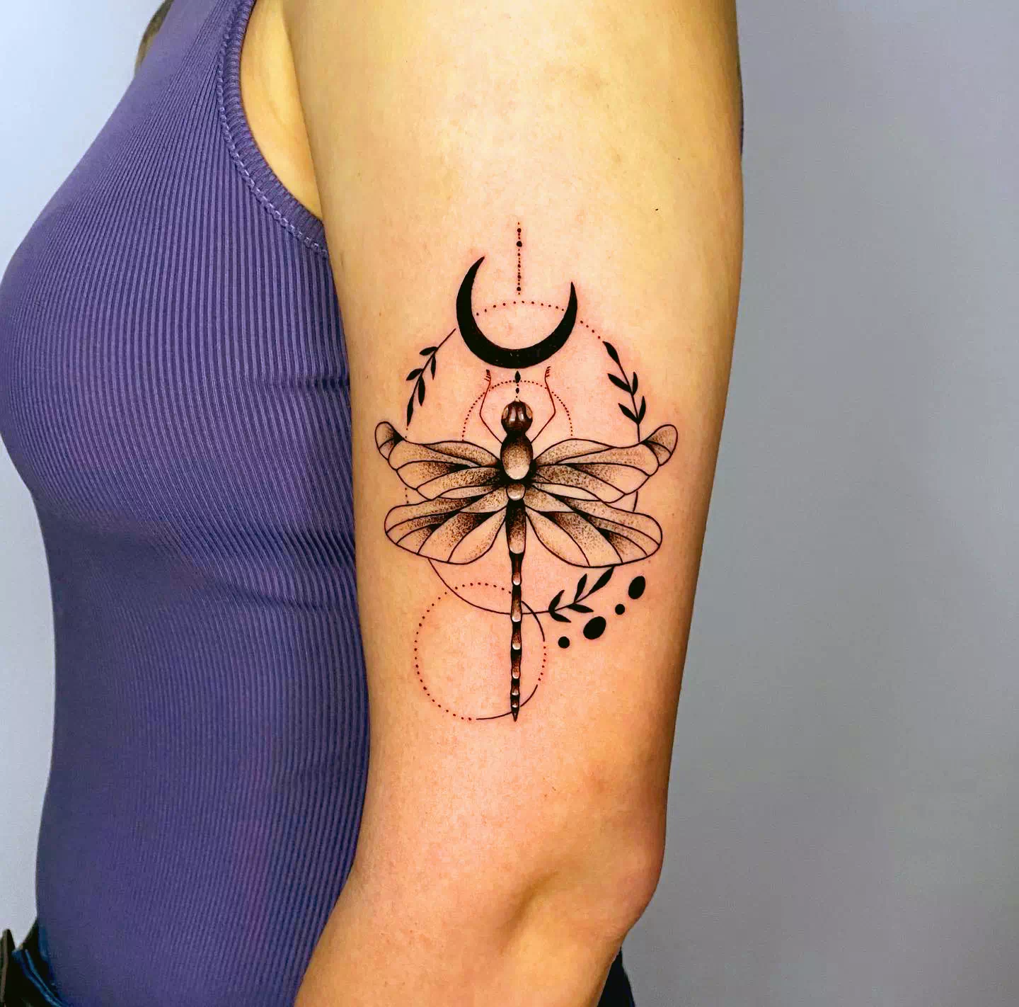 Tatuaje tribal de libélula con estampado de mandala