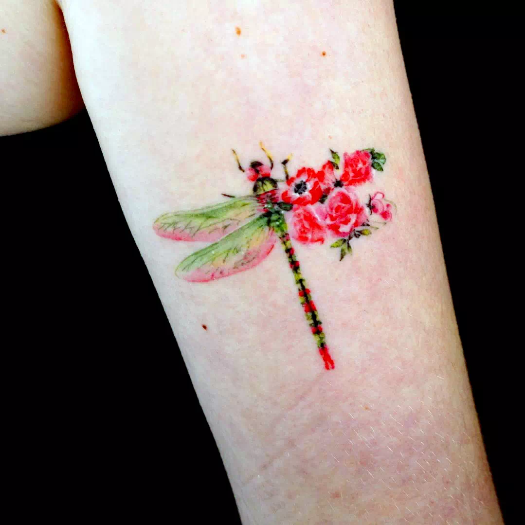 Tatuaje de libélula en la muñeca, impresión pequeña