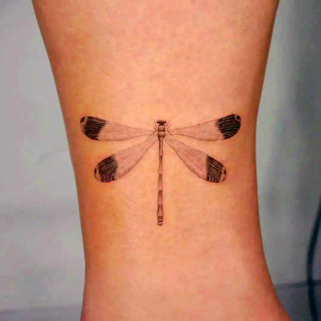 Ideas de tatuajes de libélulas 2