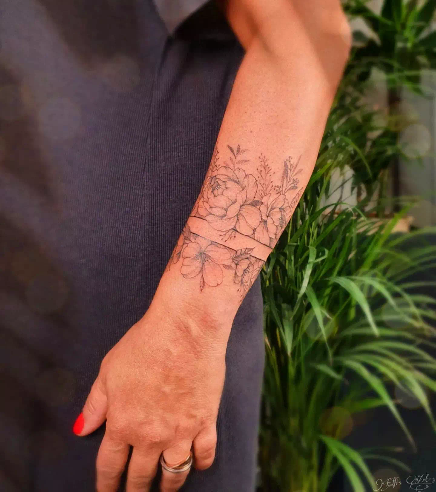 Idea de tatuaje de pulsera de flores Tinta negra