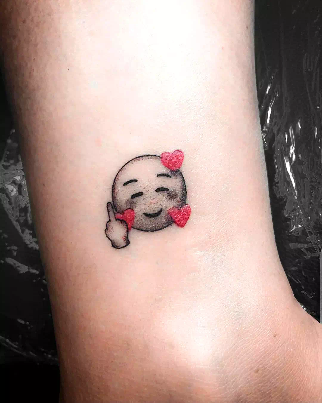 Divertido tatuaje de cara sonriente