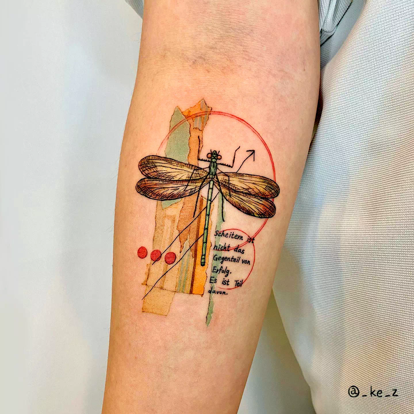 Tatuaje geométrico de libélula