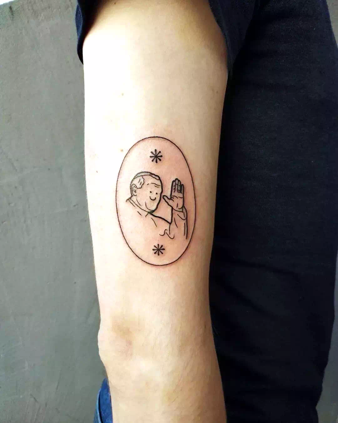 Tatuaje de una sonrisa gigante en el brazo Diseño negro