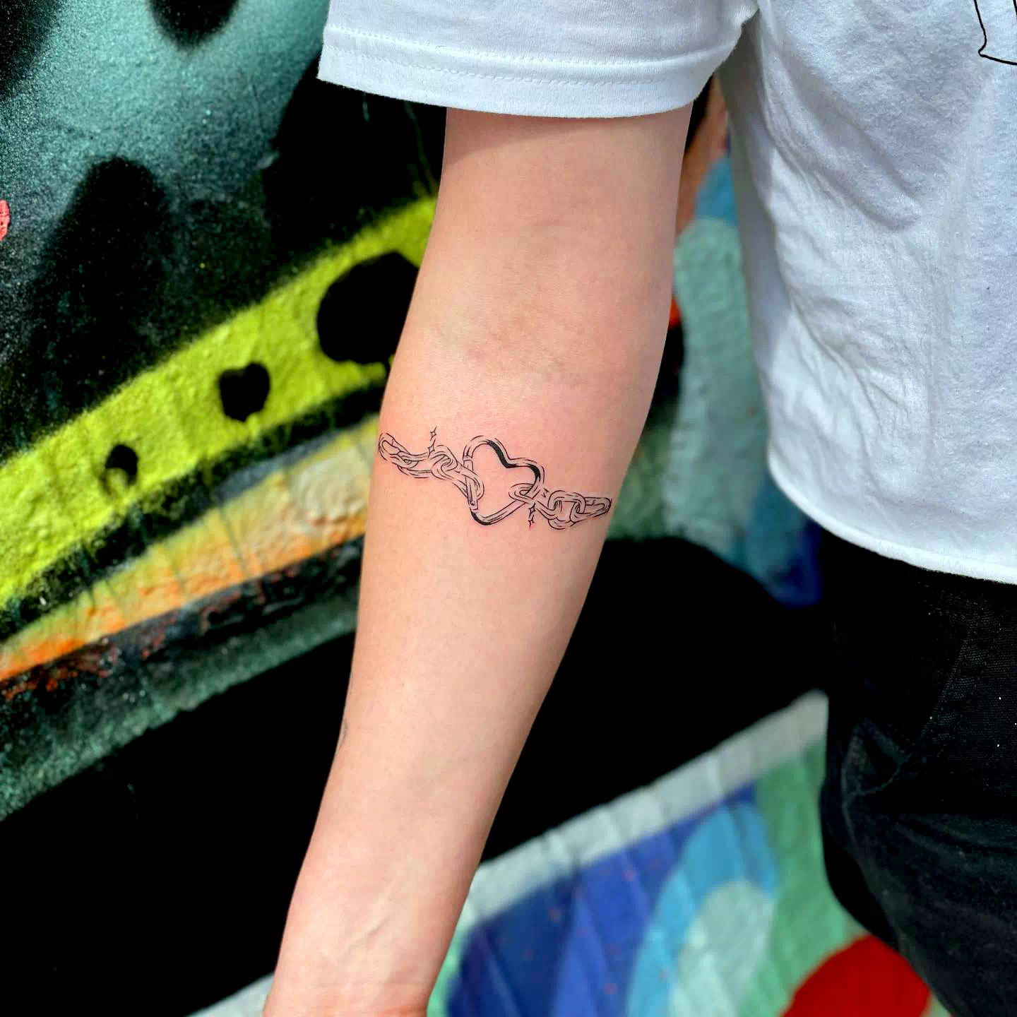 Tatuaje de pulsera inspirado en un corazón