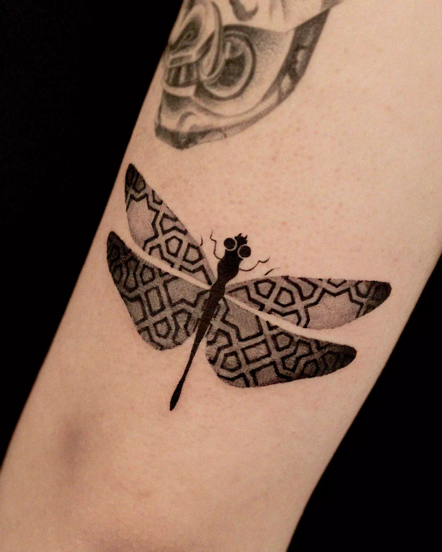 Tatuaje simple de libélula