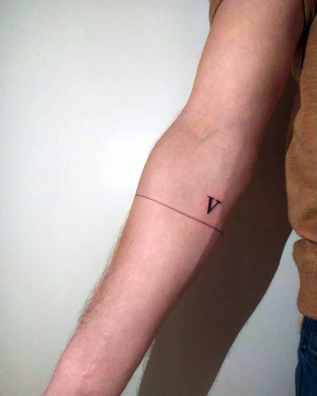 Tatuaje de pulsera de líneas pequeñas y delicadas