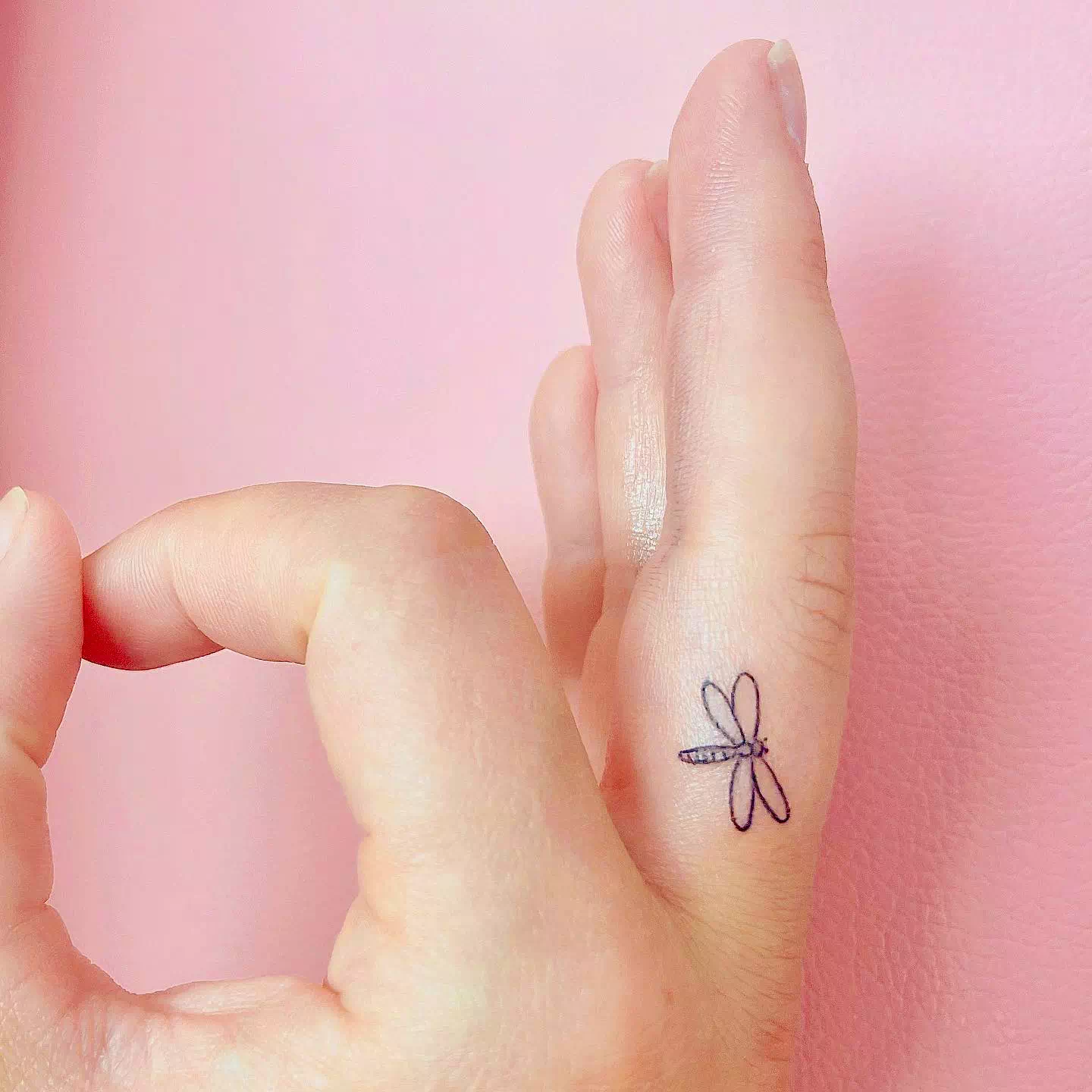 Kleine winzige Libelle Tattoo