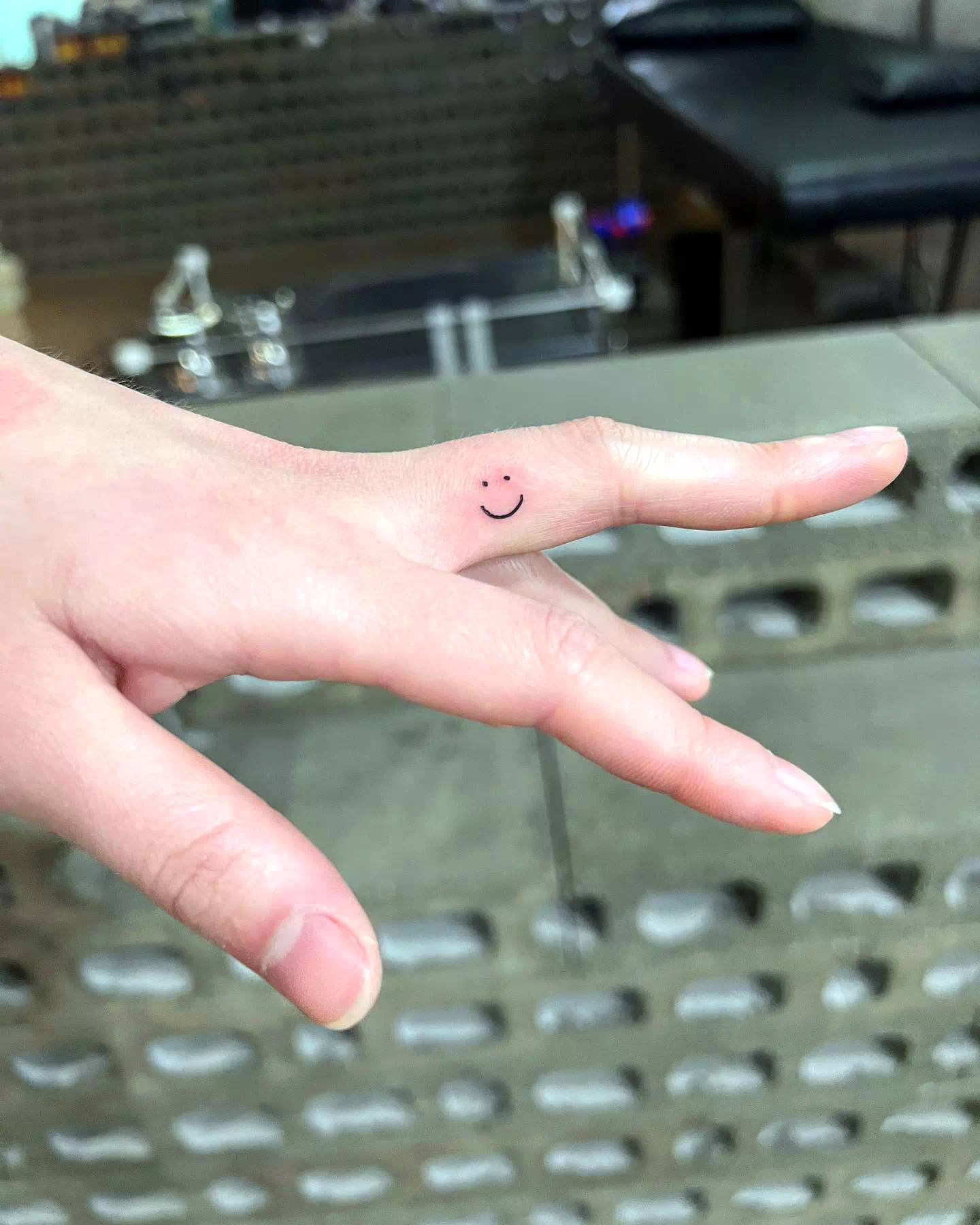 Tatuaje de sonrisa en el dedo