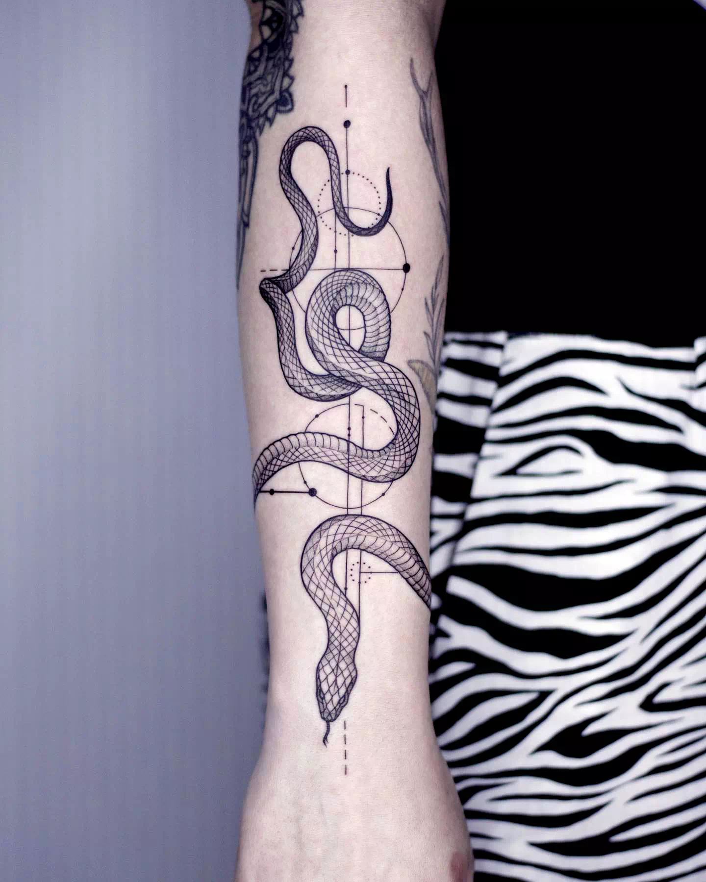 Tatuaje de pulsera inspirado en una serpiente
