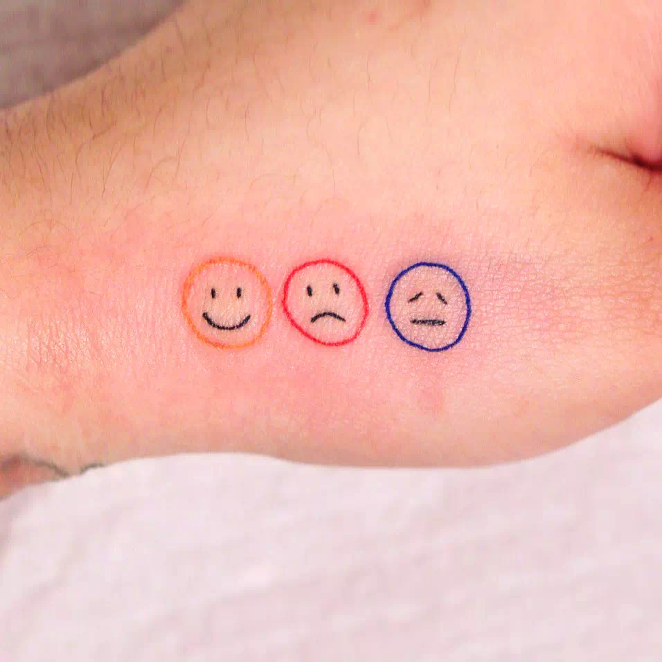 Tres caras sonrientes y felices
