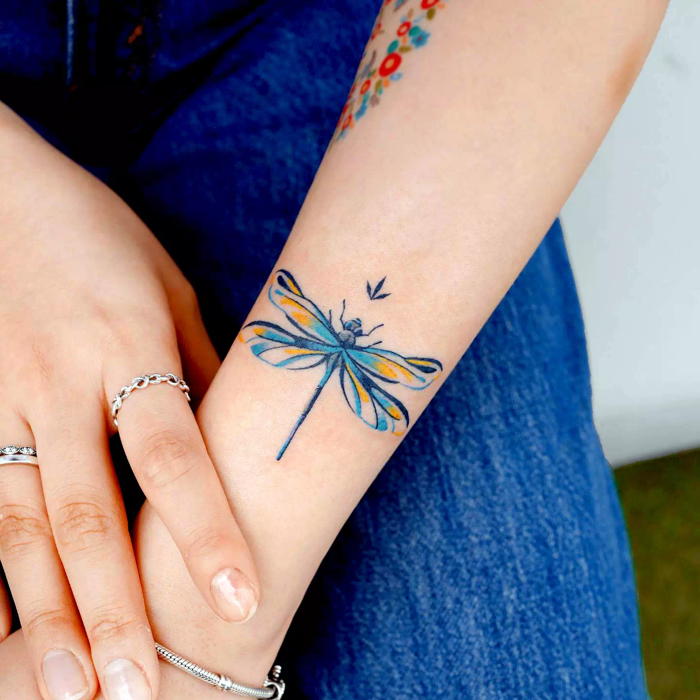 Tatuaje de una pequeña libélula