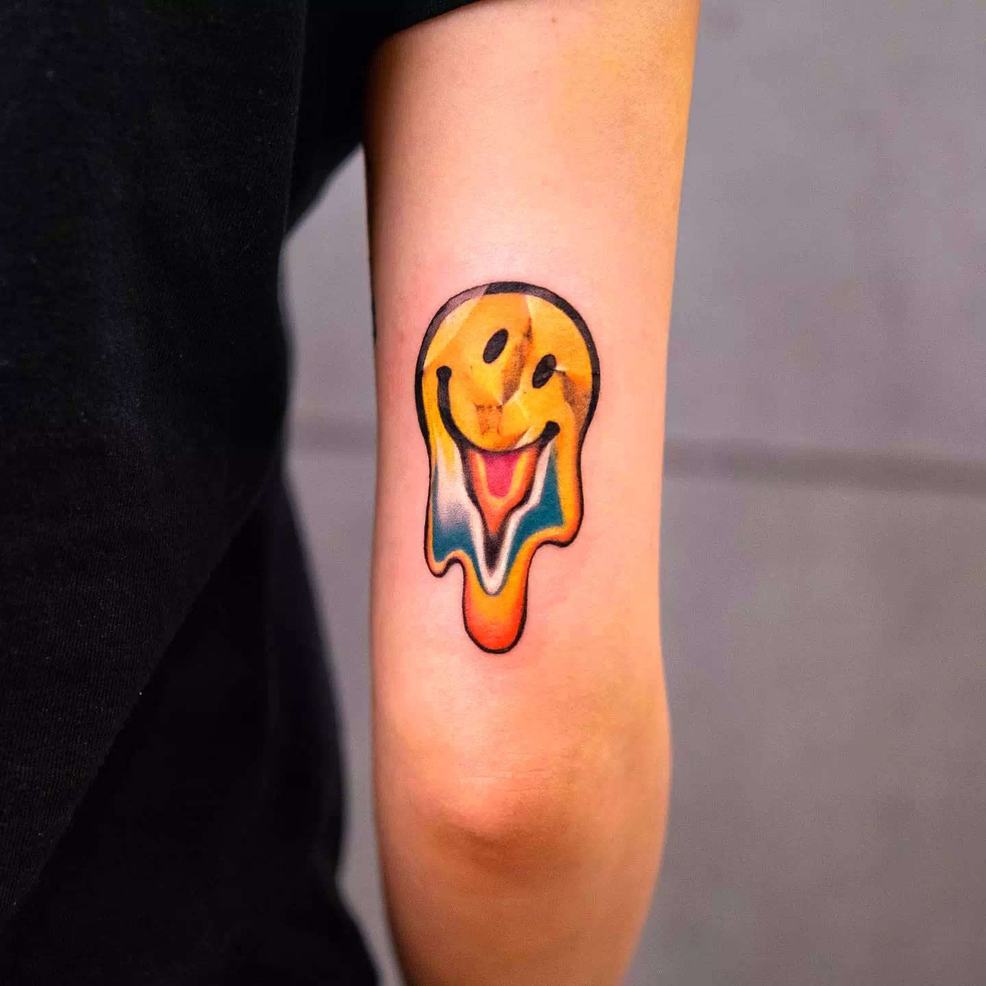 Gelbes Lächeln Tattoo Ideen