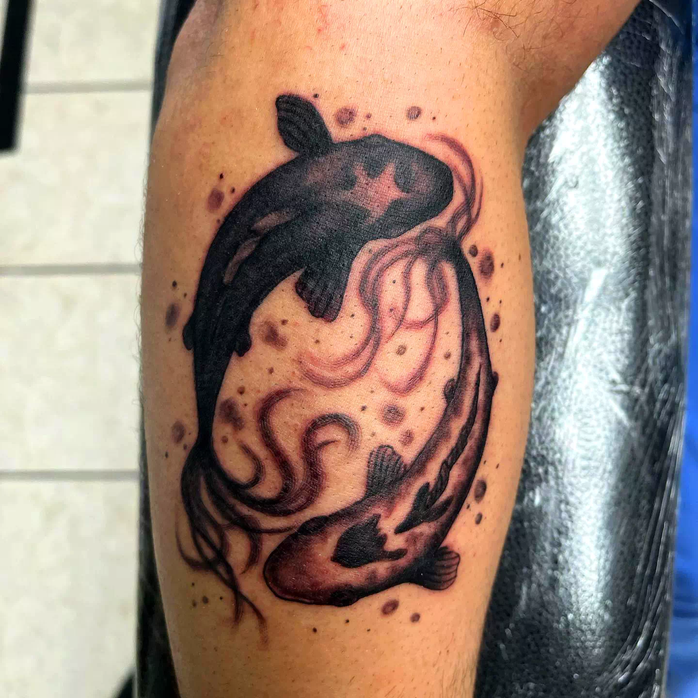 tatuaje de pez koi negro 1