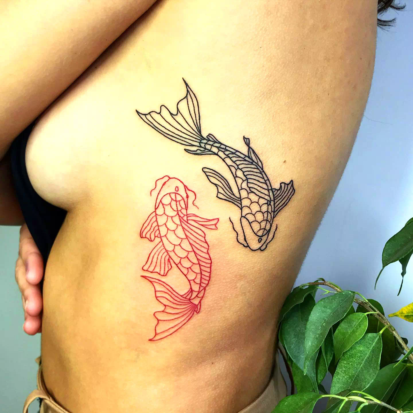 Femininer kleiner Koi Fisch Tattoo 2