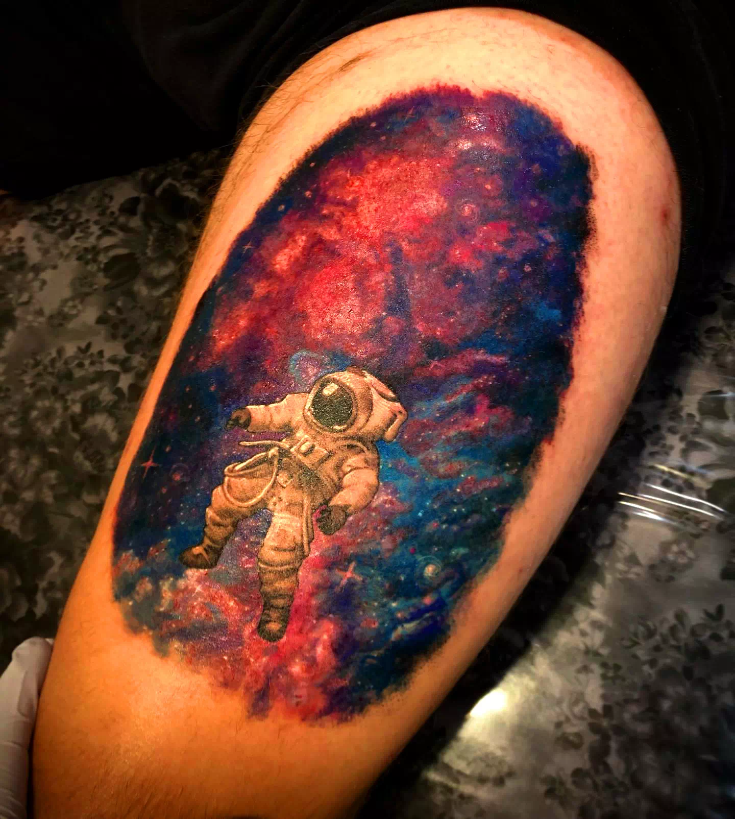 Tatuaje de astronauta en el muslo 1