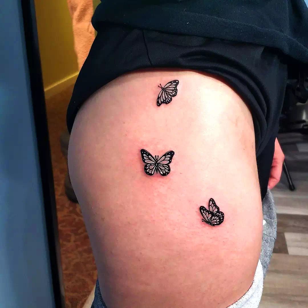Tatuaje de mariposa en el muslo 1