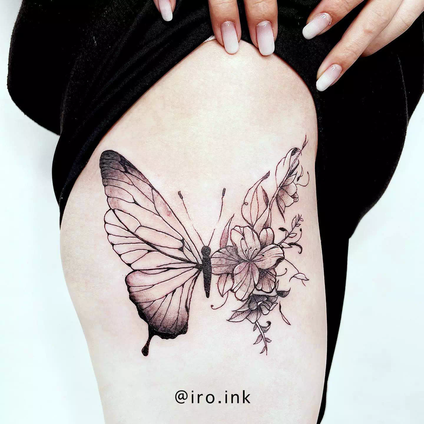 Tatuaje de mariposa en el muslo 3