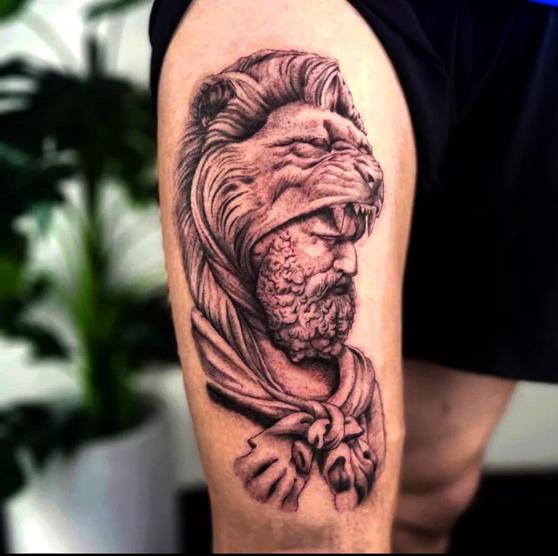 Löwe Tattoo auf Oberschenkel 1