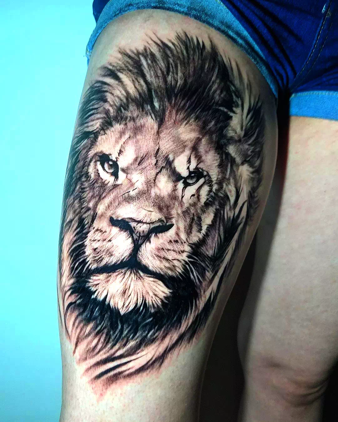 Tatuaje de león en el muslo 2