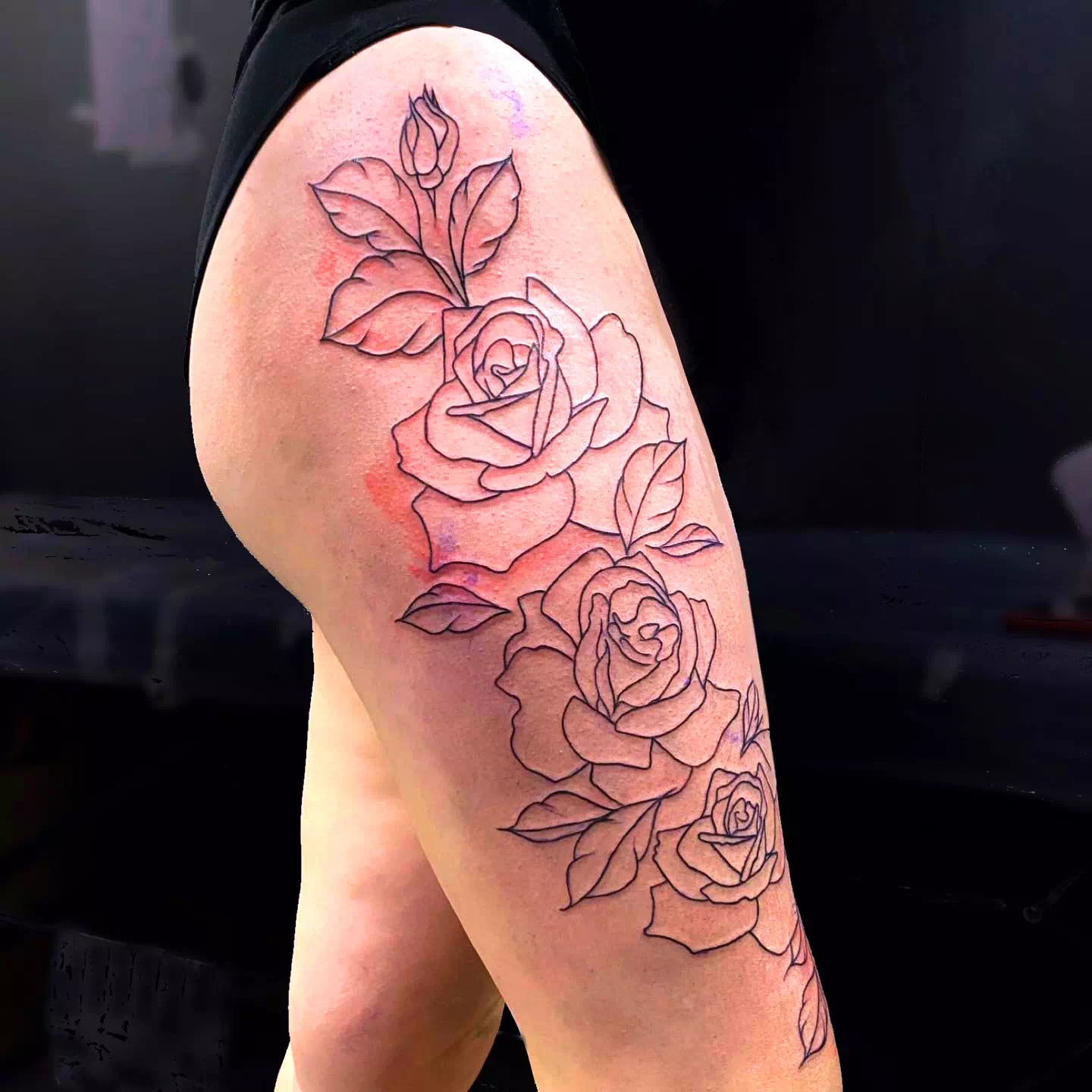 Tatuaje simple de una rosa en el muslo 1