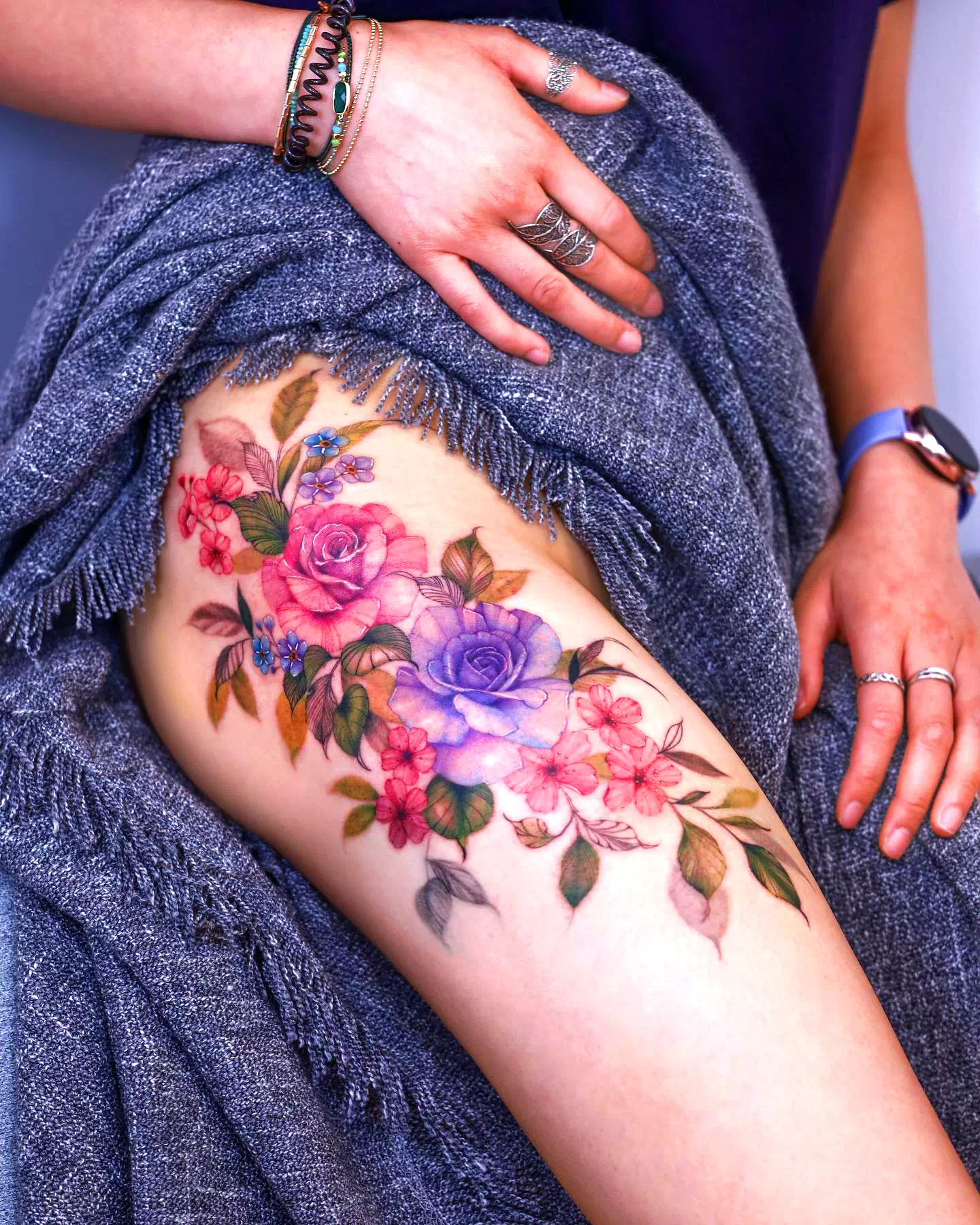 Tatuaje simple de una rosa en el muslo 2
