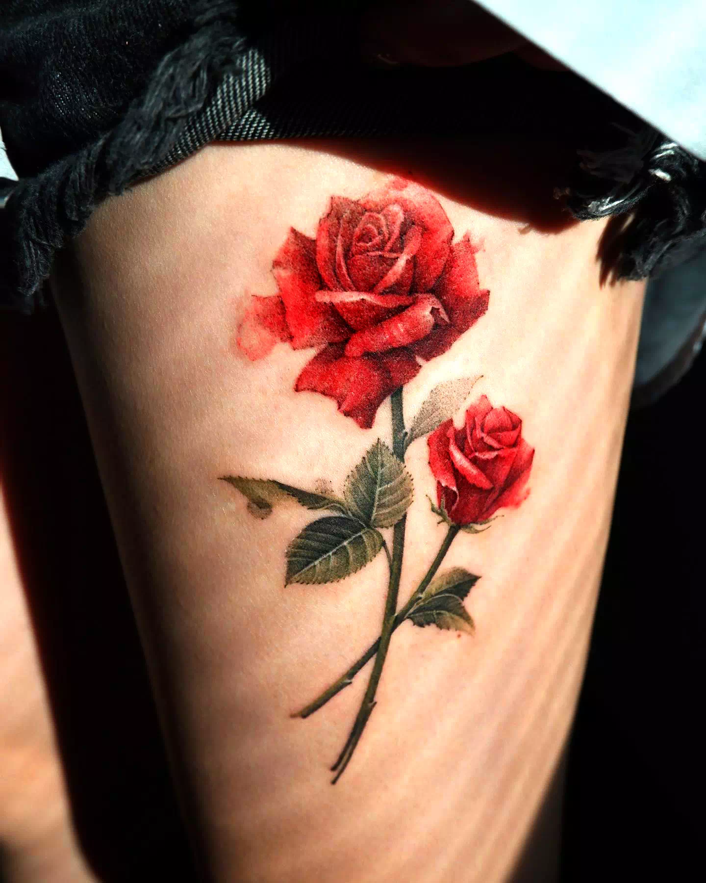 Tatuaje simple de una rosa en el muslo 3