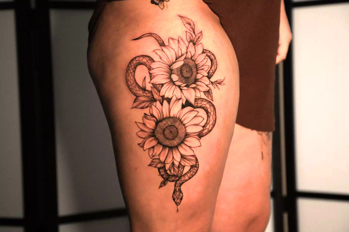 Sonnenblume Tattoo auf Oberschenkel 1