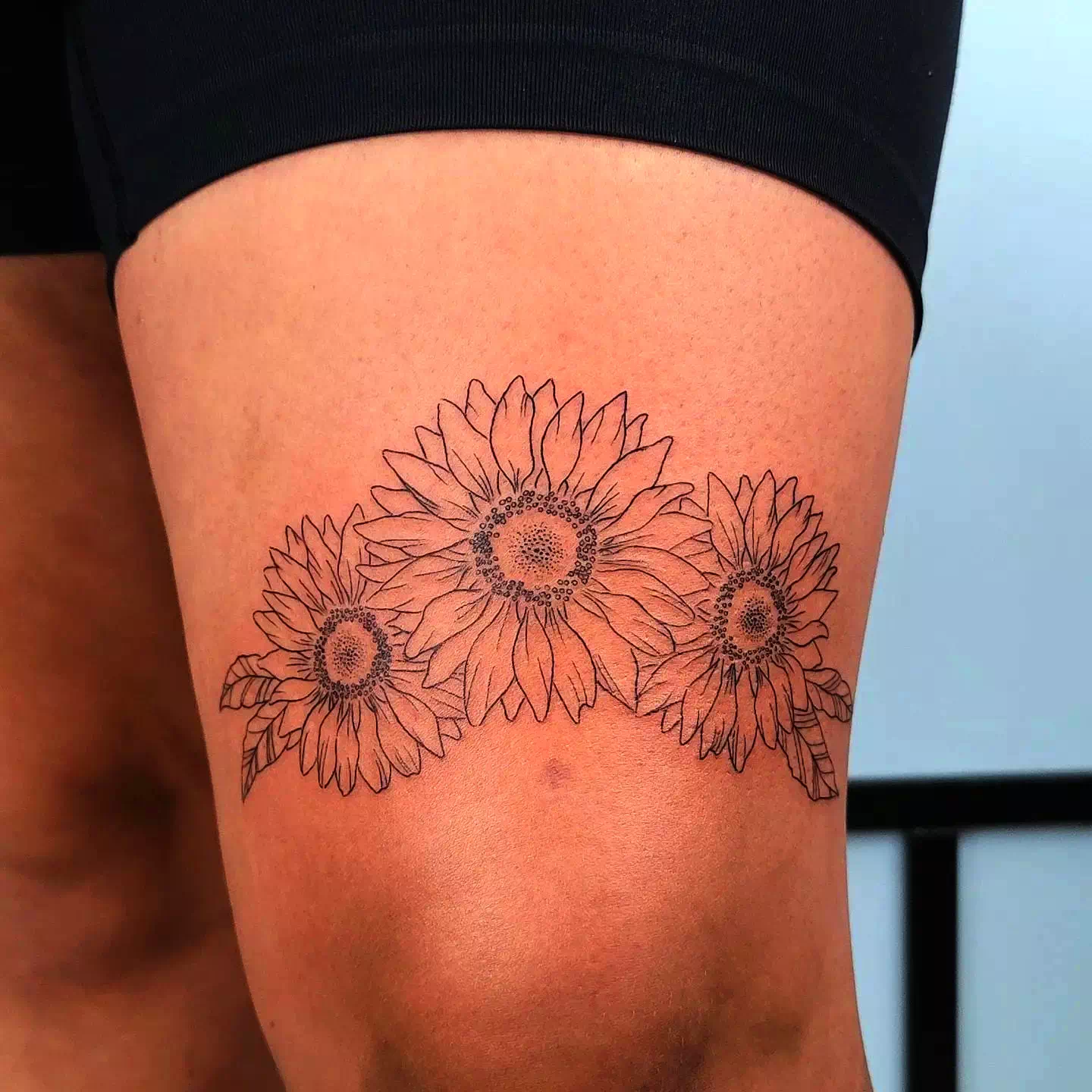 Sonnenblume Tattoo auf Oberschenkel 3