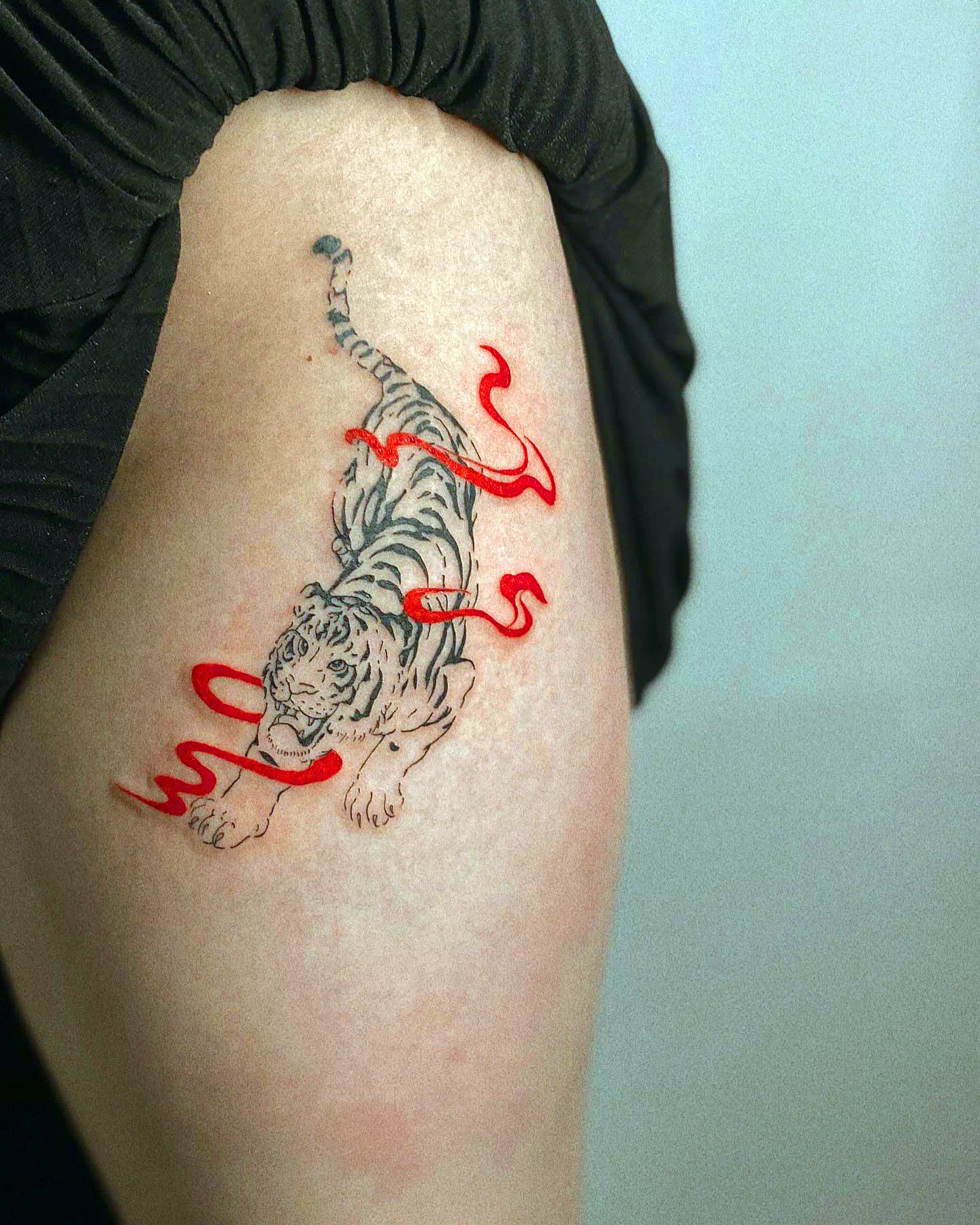 Tatuaje de tigre en el muslo 2