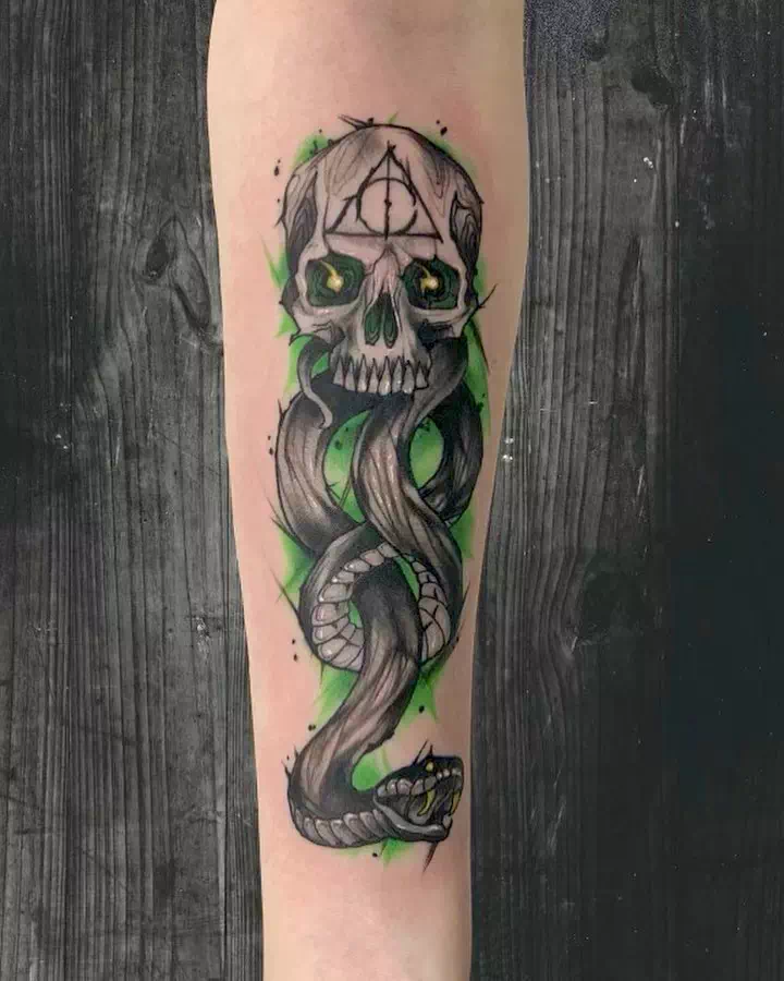 Tatuaje de un Mortífago Verde en el Brazo