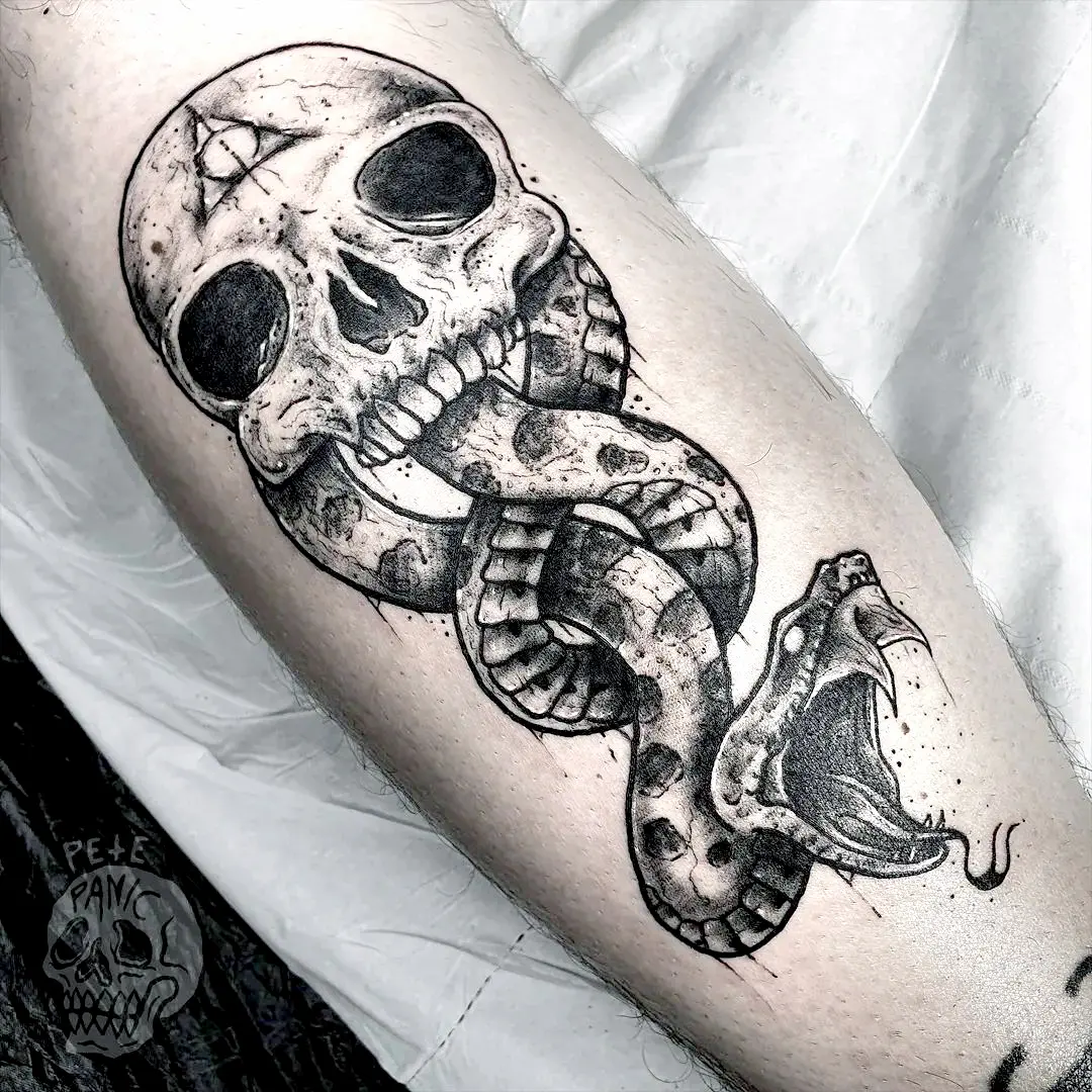 Tatuaje de mortífago en brazo negro