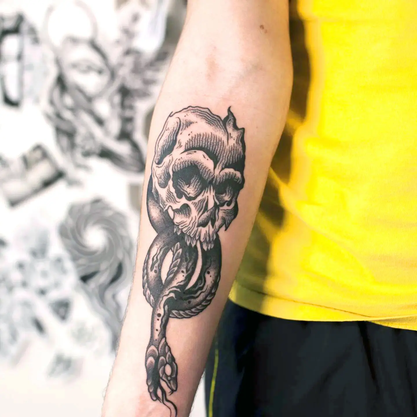 Tatuaje de calavera de mortífago con tinta negra