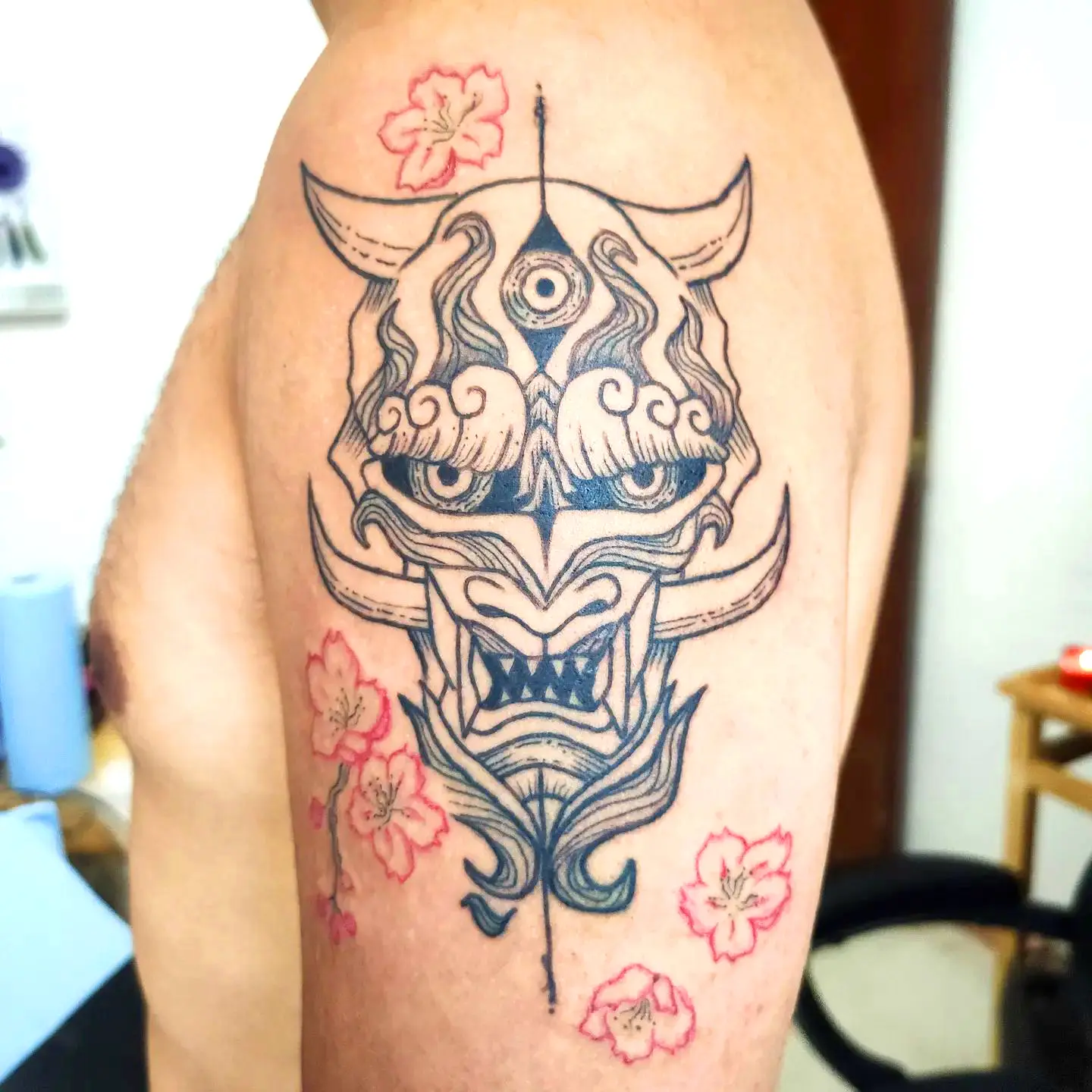 Tatuaje de máscara de Oni negro