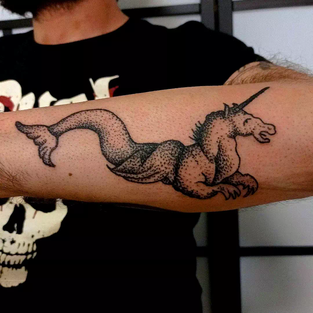 Tatuaje de unicornio negro en el brazo